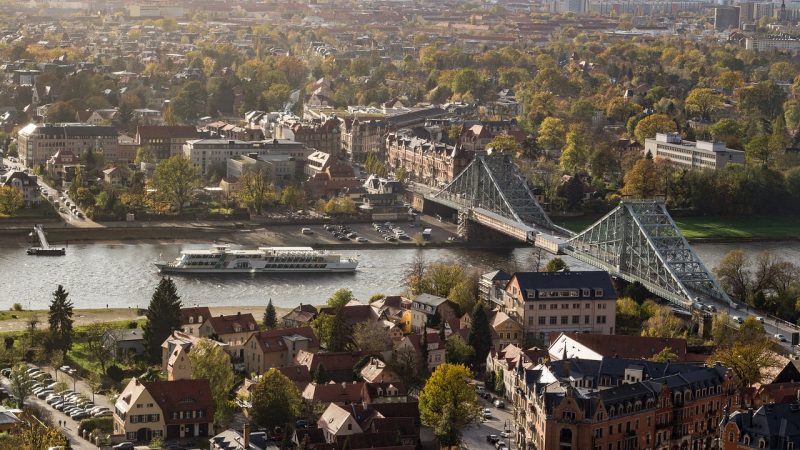 Elbe bei Dresden mit Stadt im Hintergrund
